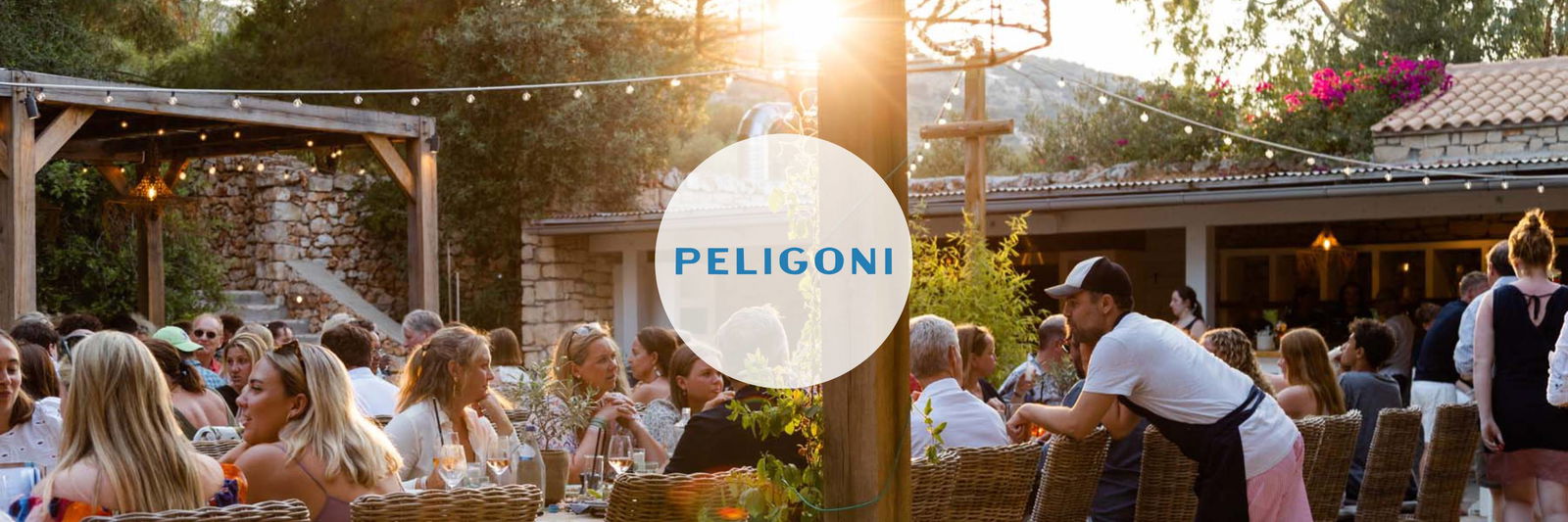 Mensen eten buiten bij strandtent in Zakynthos