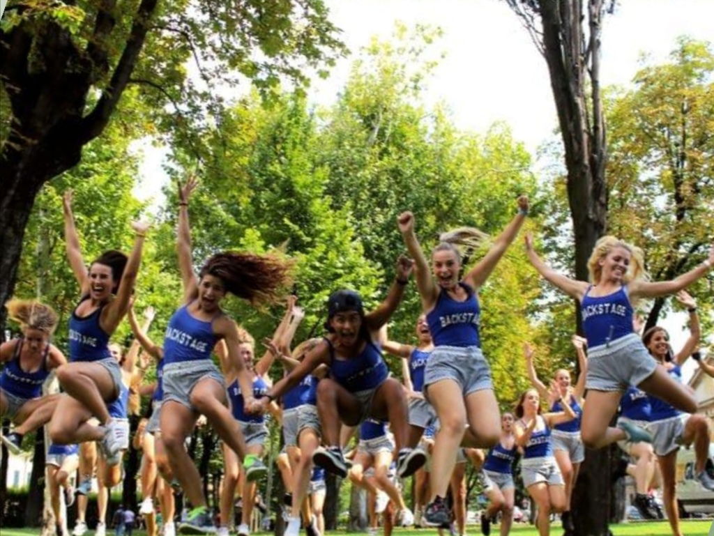 Groep van entertainers aan het springen