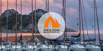 Panoramisch uitzicht op zee met zeilboten