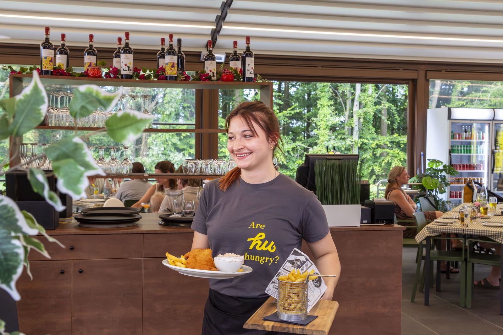 Frau serviert Gerichte im Restaurant