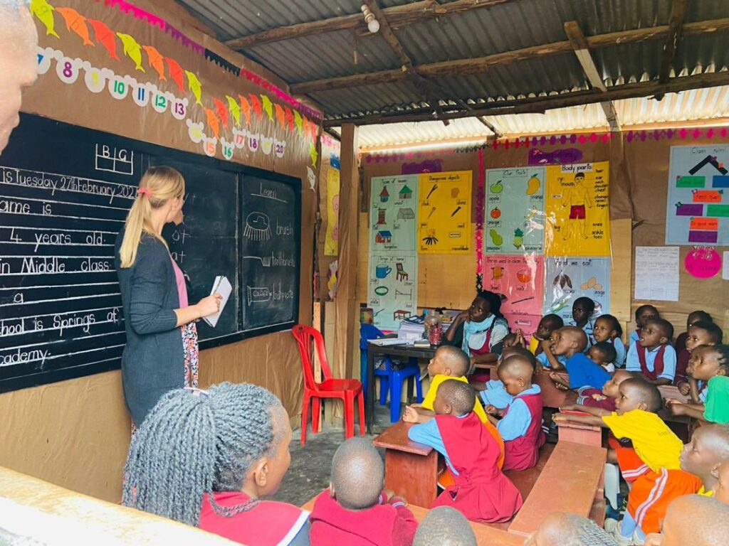 Vrouw geeft les in een klas