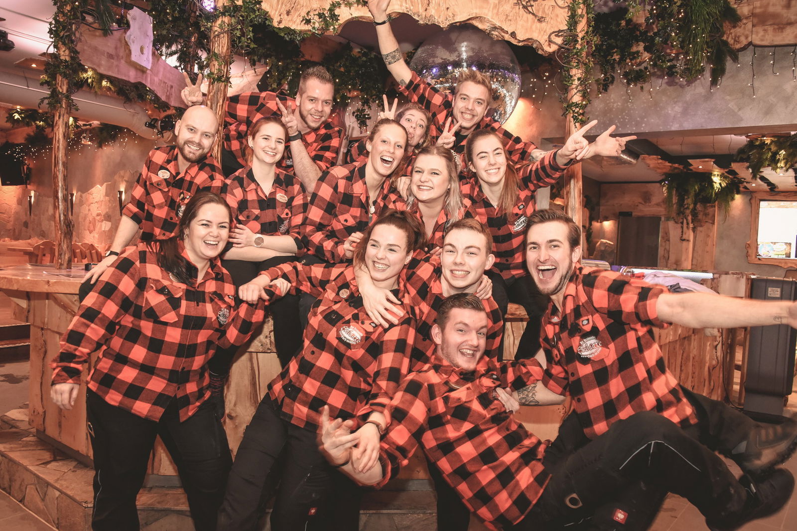 Team van barmedewerkers op de foto in een apres ski hut