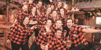 Team van barmedewerkers op de foto in een apres ski hut
