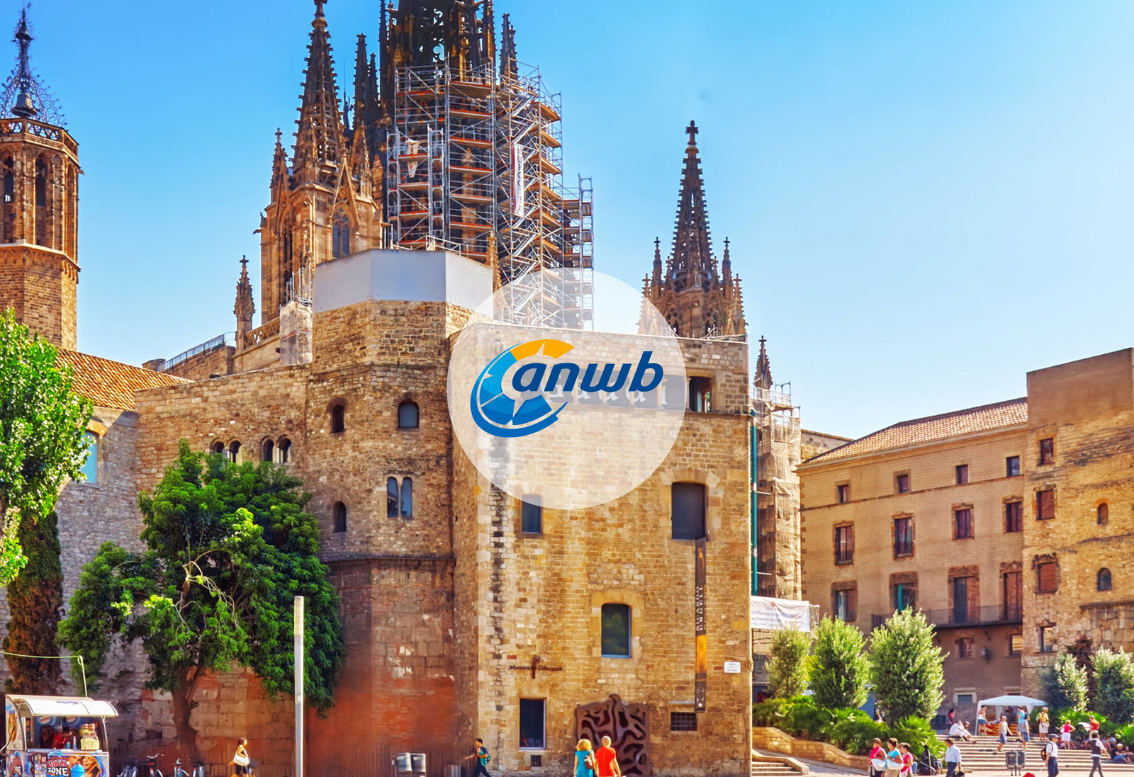 Mensen lopen op een plein in Barcelona op een zonnige dag