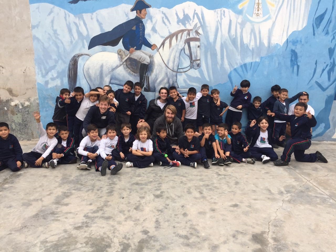 Foto van vrijwilliger en kinderen 