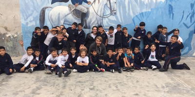 Foto van vrijwilliger en kinderen