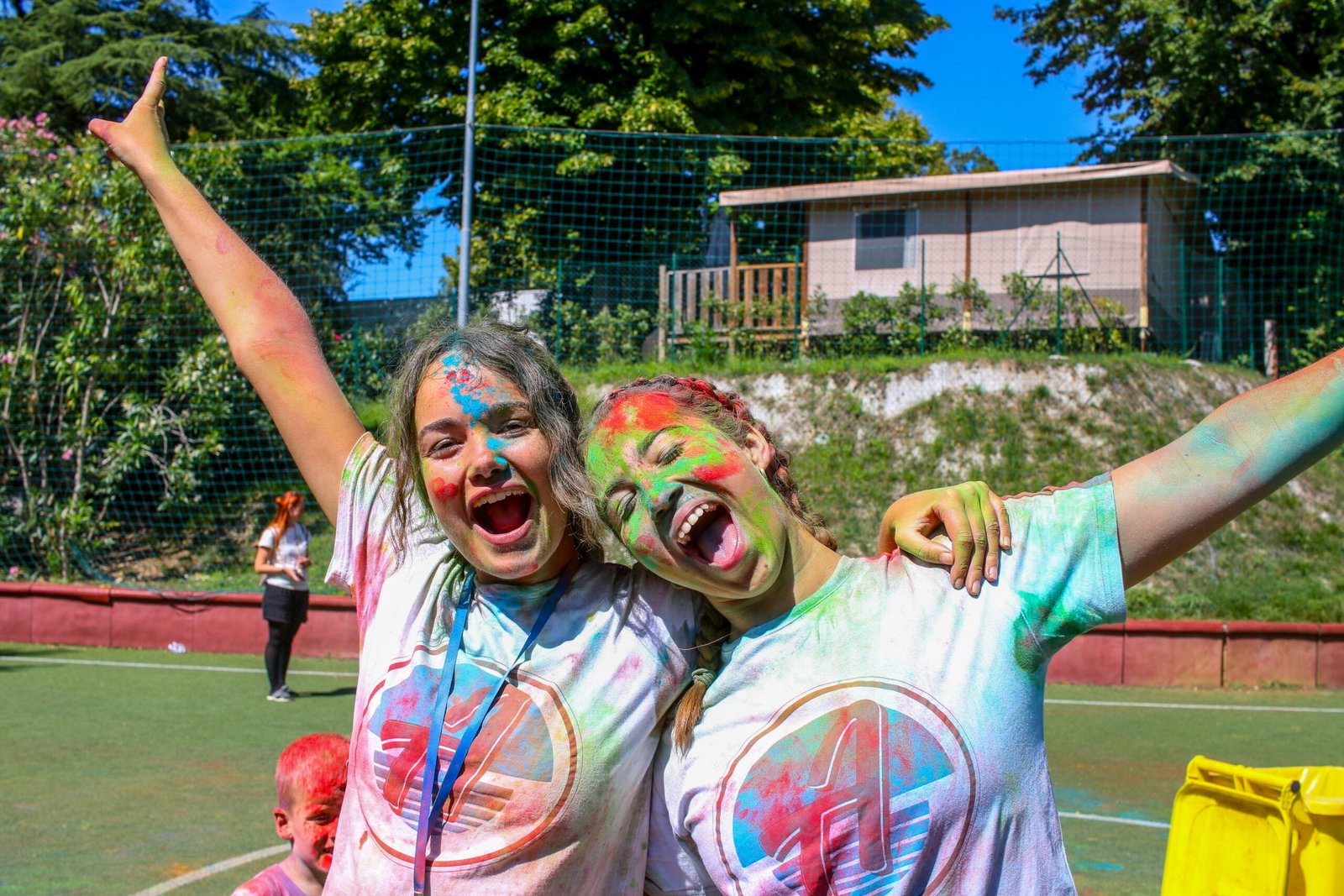 Twee vrolijke animatiemedewerkers