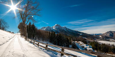 Dorp bedekt in sneeuw op een prachtige winter dag