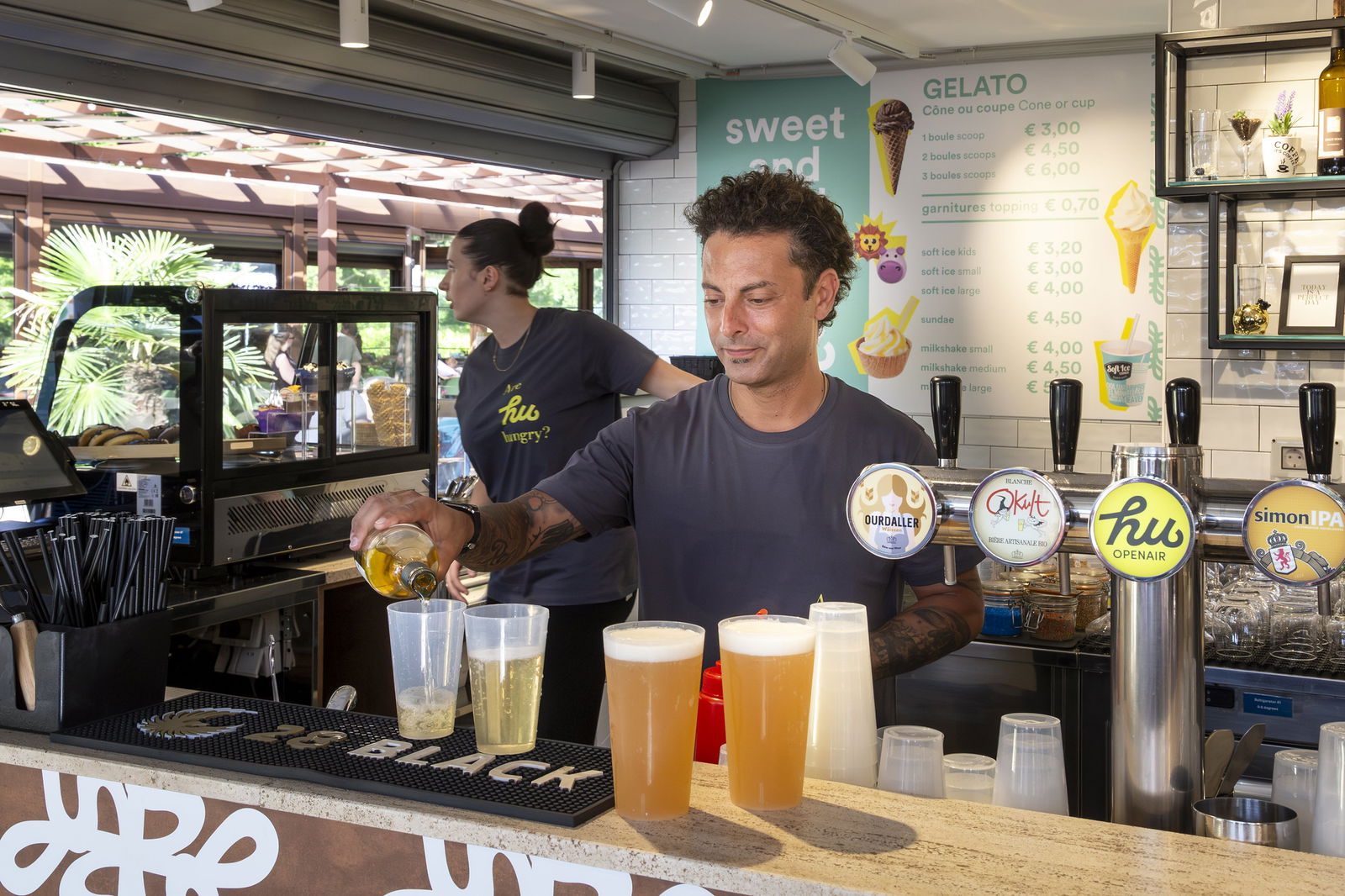 Barmedewerker schenkt een drankje in