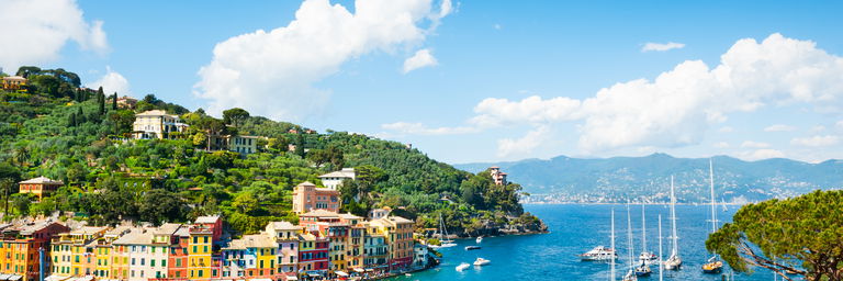 Schöne Küste an einem Sommertag in Italien
