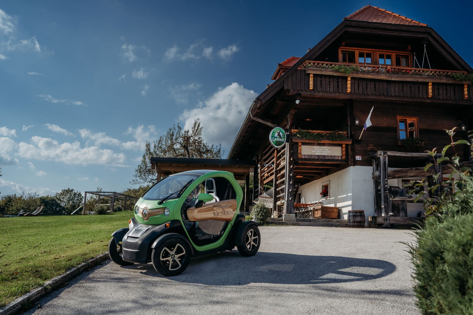 Hotel op een zonnige dag in Slovenië