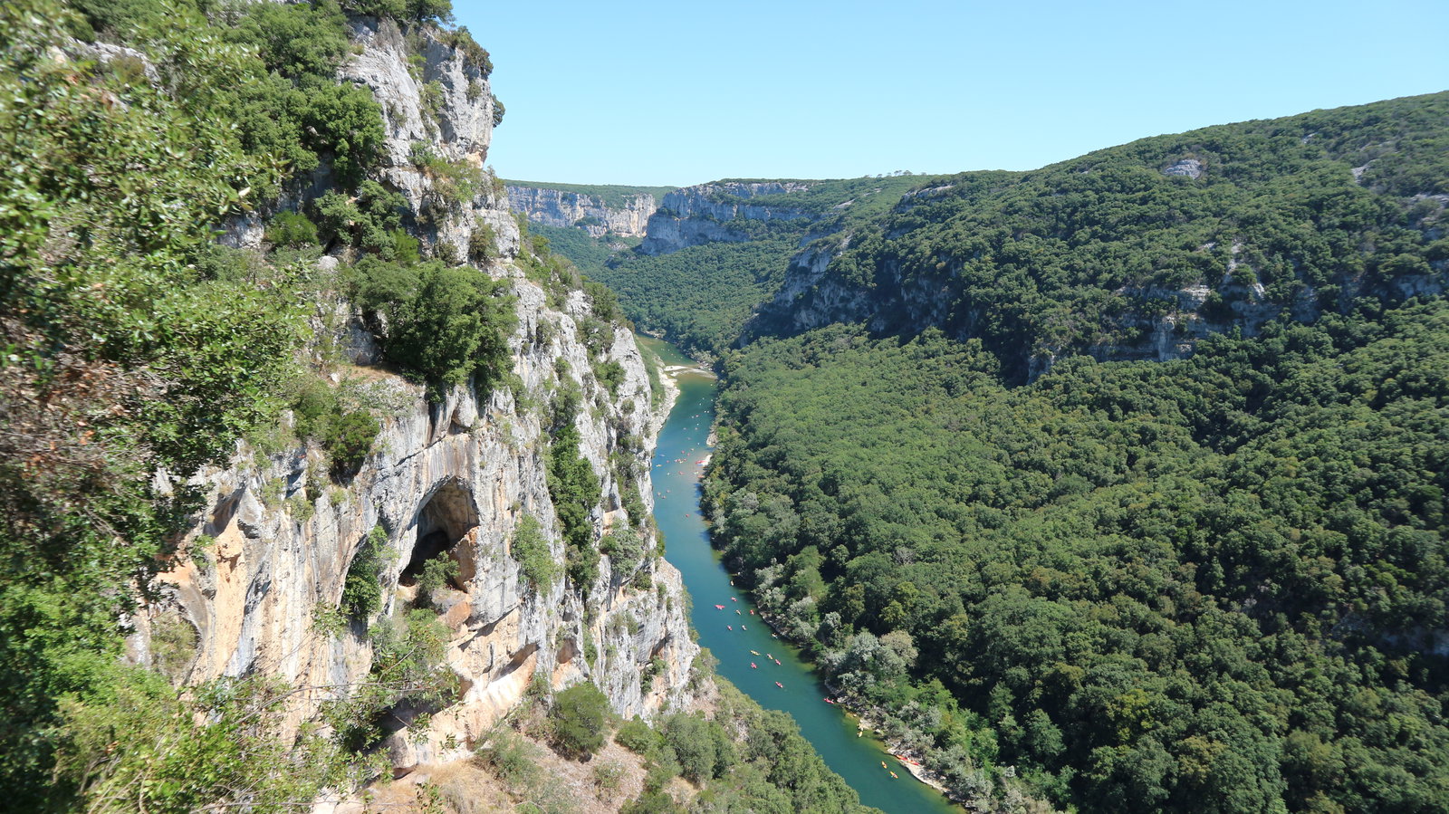 Uitzicht op een rivier in de Ardeche