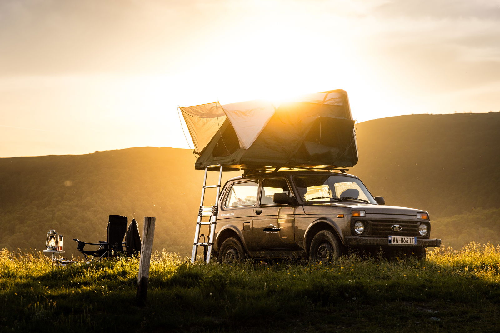 Camper met zonsondergang