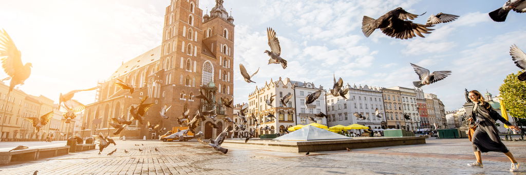 Plein in Praag met duiven en vrouw