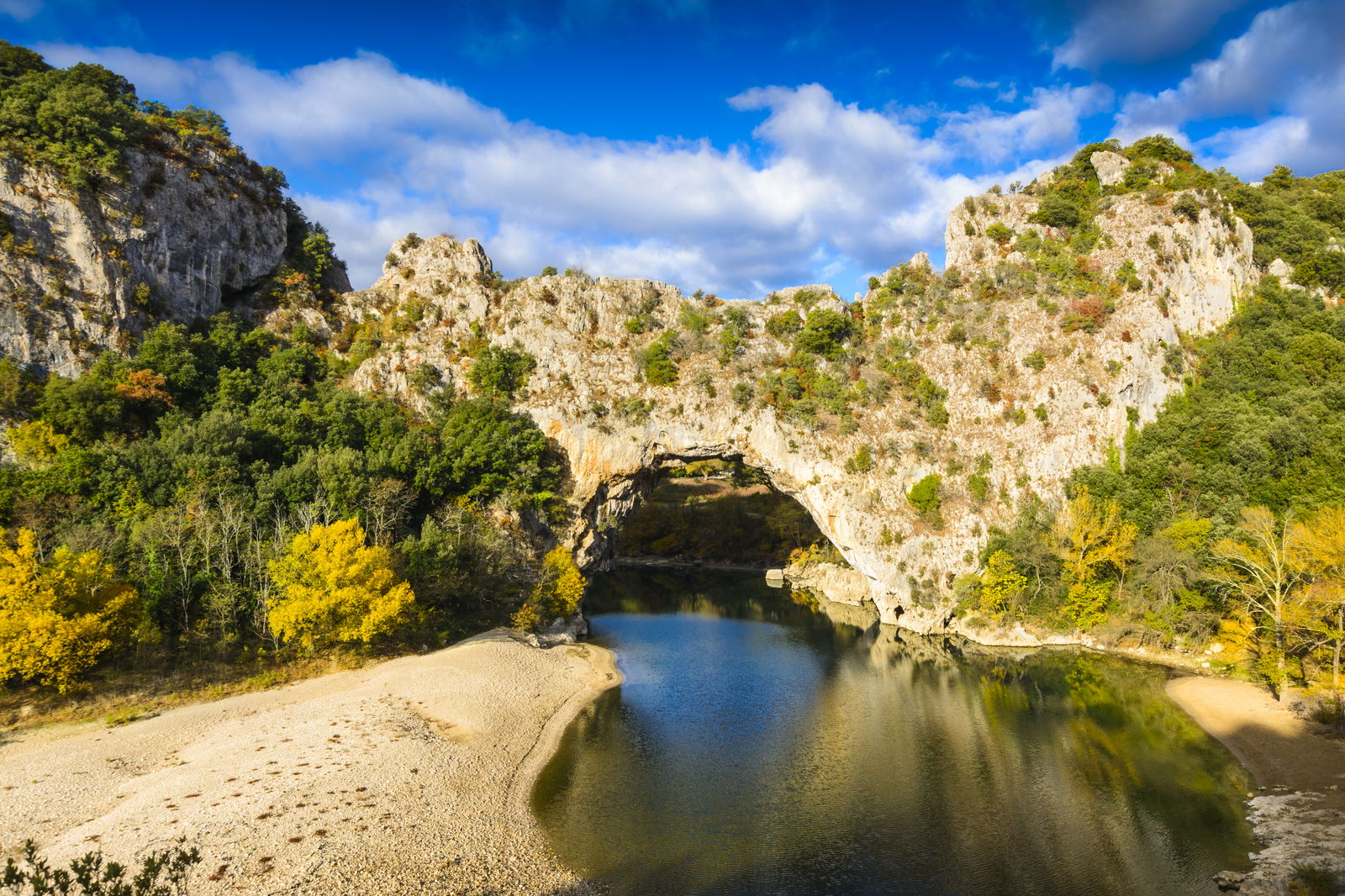 Rots en rivier in de Ardèche Frankrijk