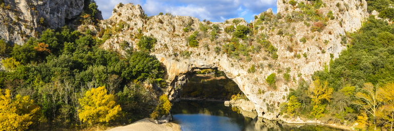 Rots en rivier in de Ardèche Frankrijk