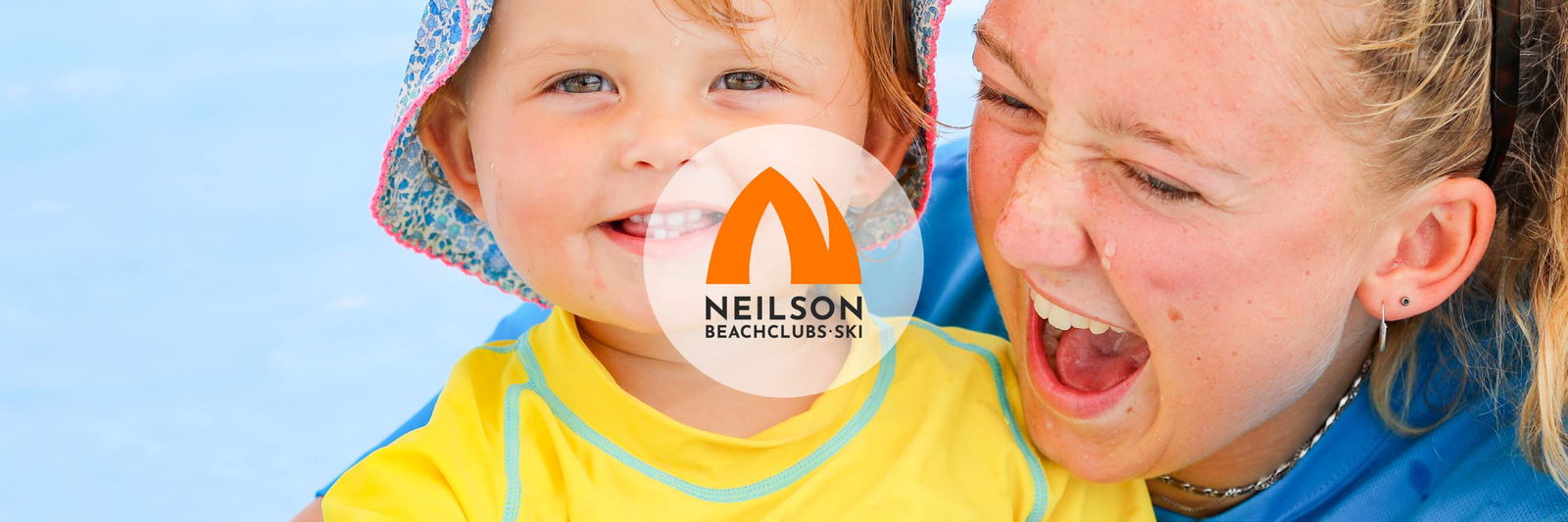 Kinderactiviteitenbegeleidster met een kind op het strand