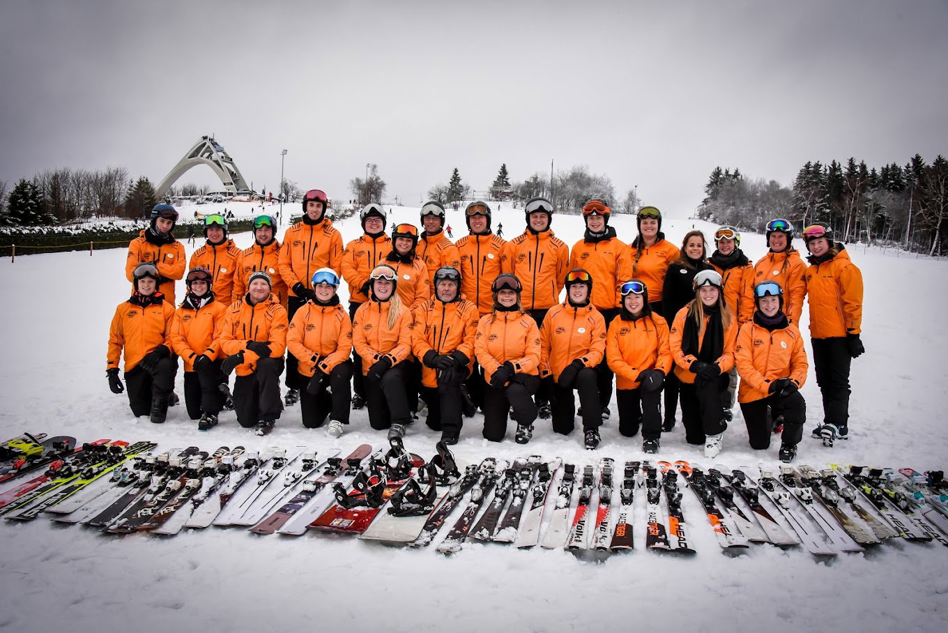 Teamfoto van ski instructeurs op een berg