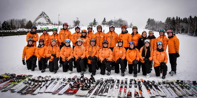 Teamfoto van ski instructeurs op een berg