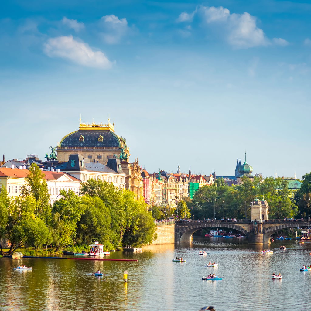Het Nationaal Theater in Praag aan de rivier de Moldau