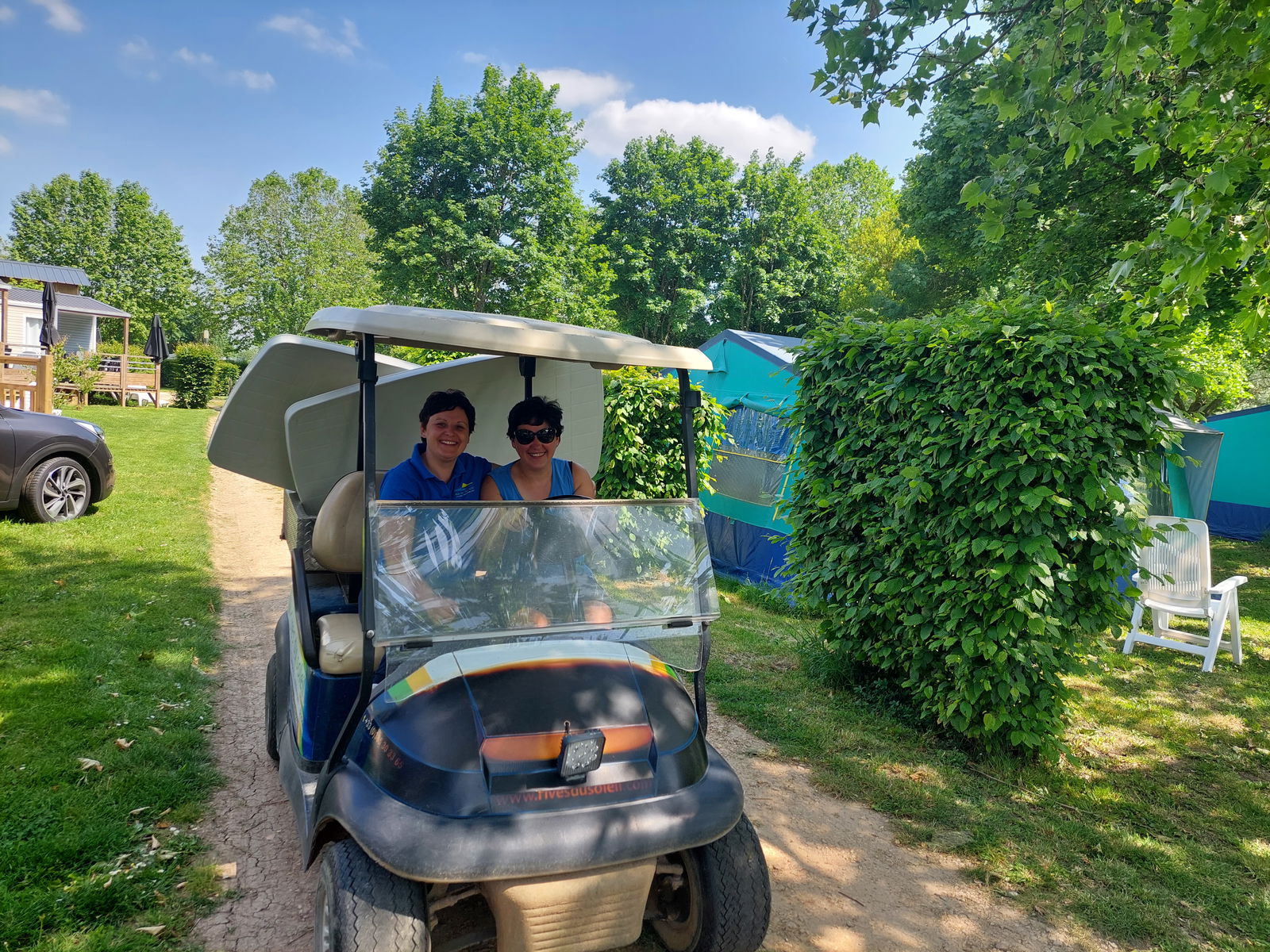 Vrouw op een trap aan het schoonmaken op een camping