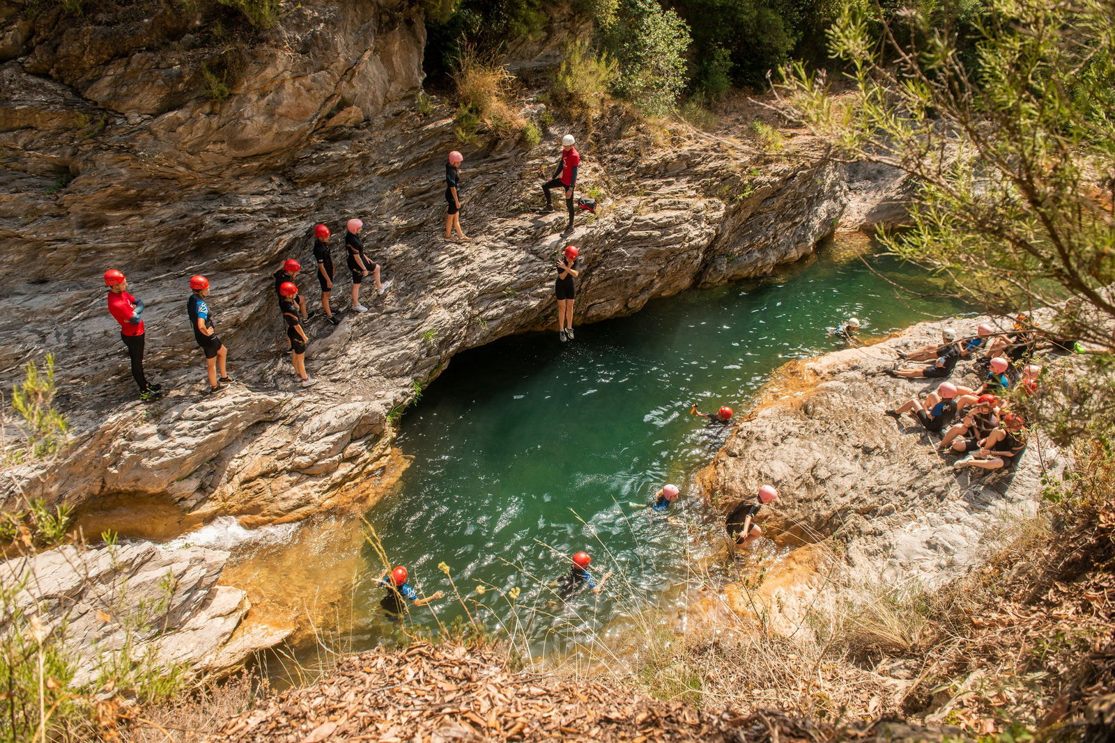 Groep activiteit bij een rivier in Spanje