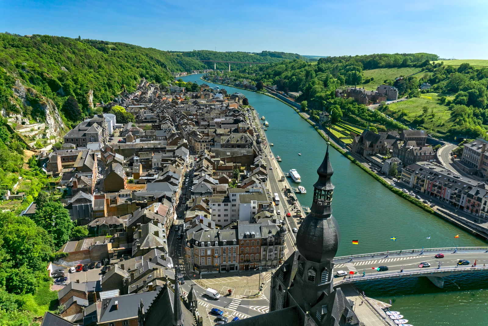 Uitzicht op de stad Dinant in België op een zonnige dag