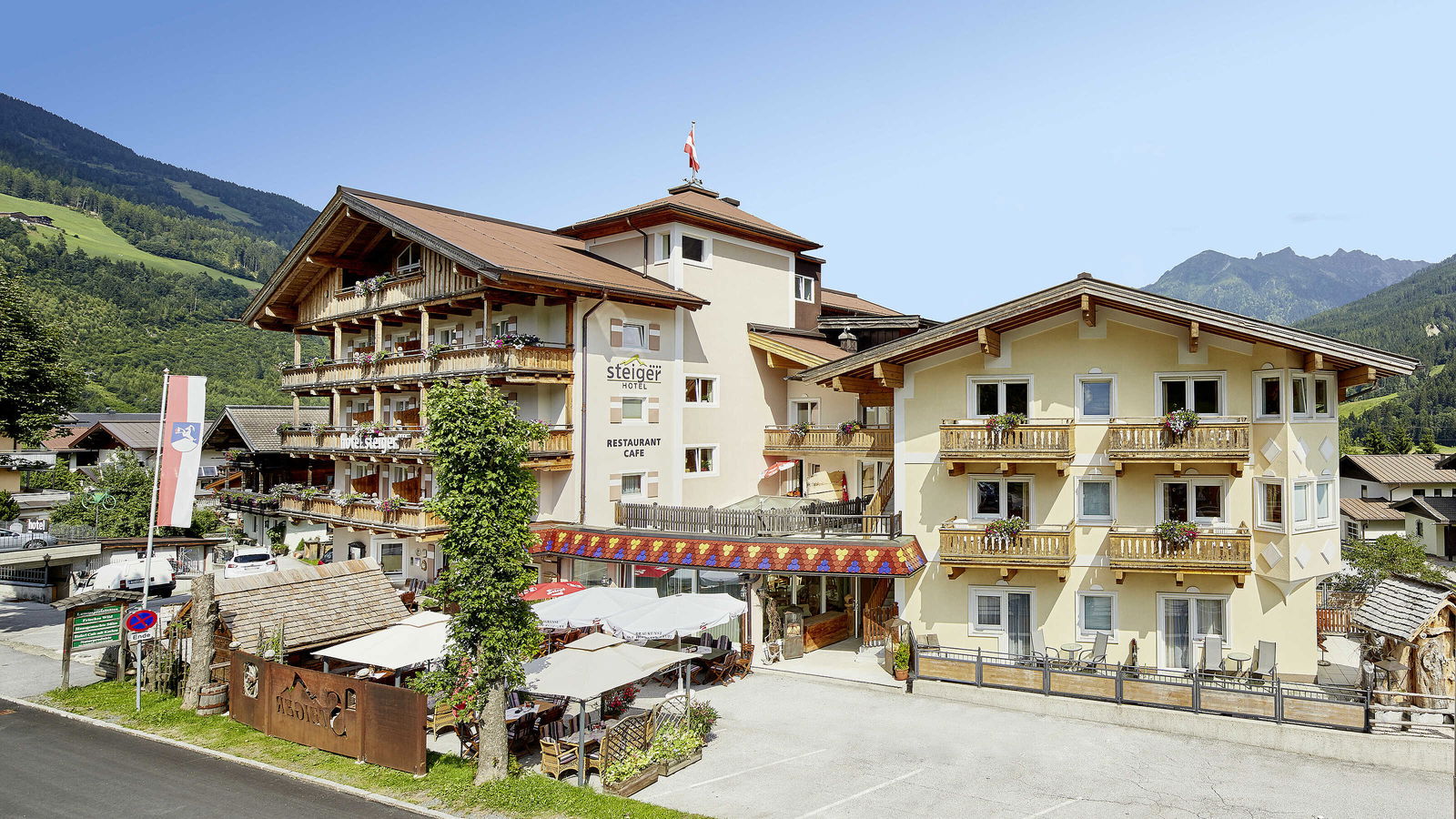 Aanzicht van een hotel in Oostenrijk op een zonnige dag