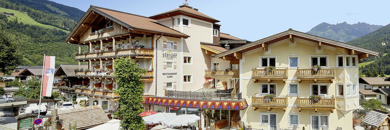Aanzicht van een hotel in Oostenrijk op een zonnige dag