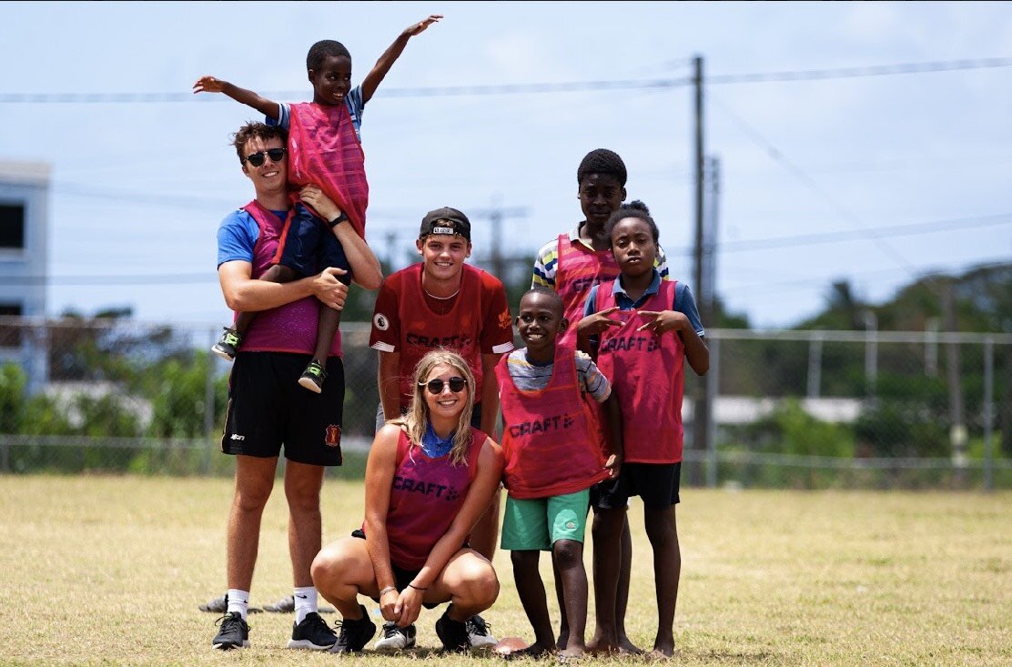 Vrijwilligers met kinderen op Saint Lucia