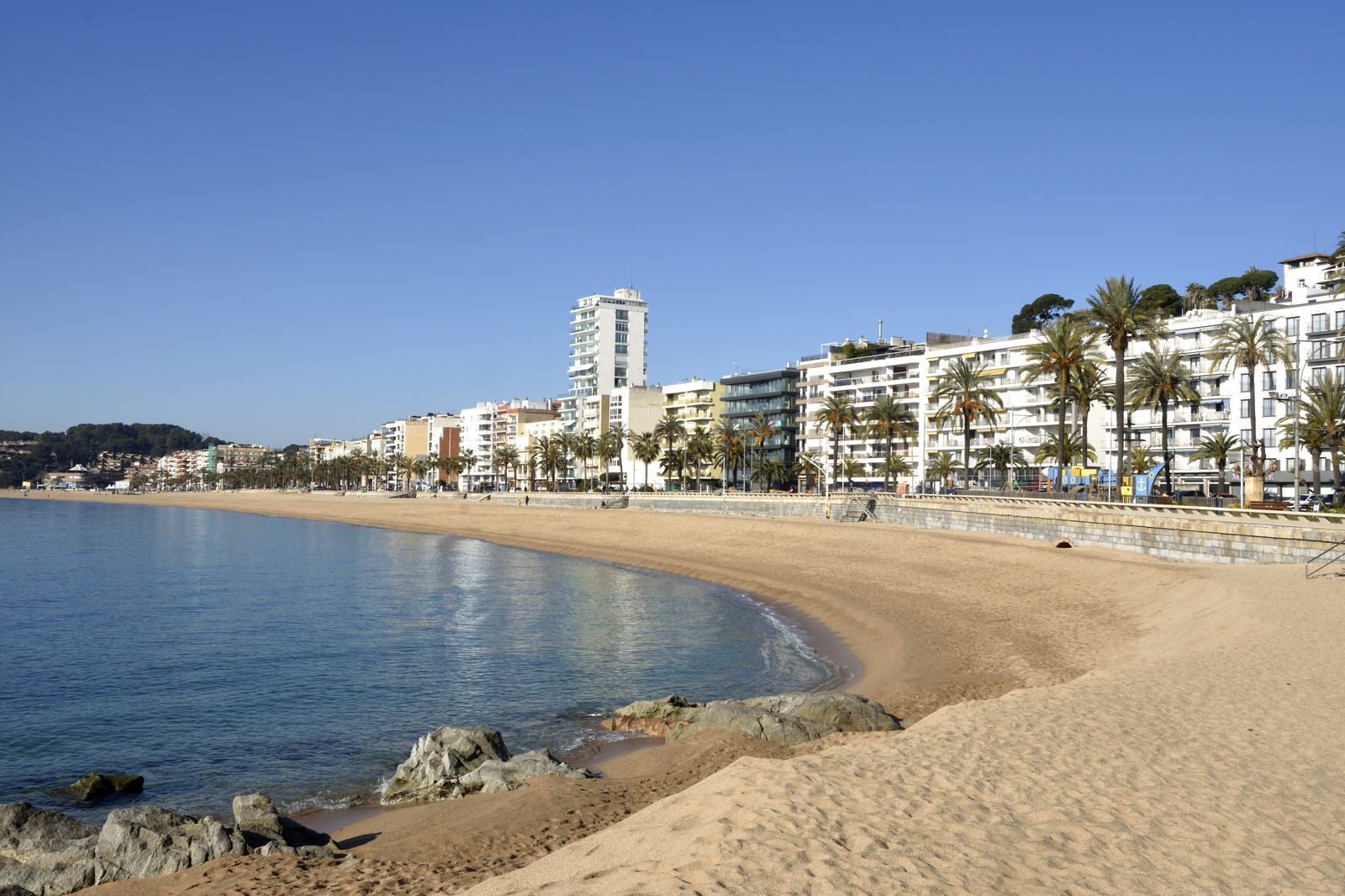 Uitzicht op strand in Lloret de Mar op een zonnige dag