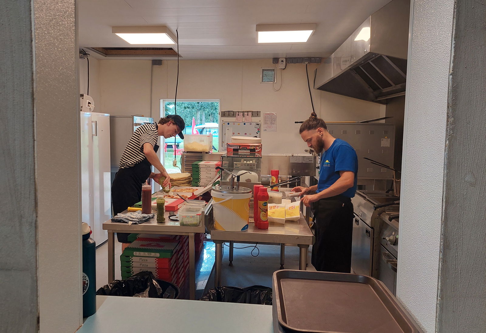 Twee medewerkers van een camping in de keuken