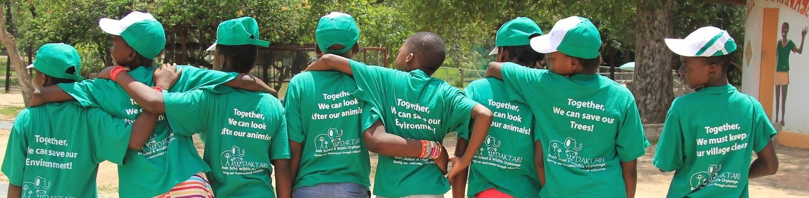 Kinder in Südafrika tragen ein T-Shirt von einer Freiwilligenorganisation