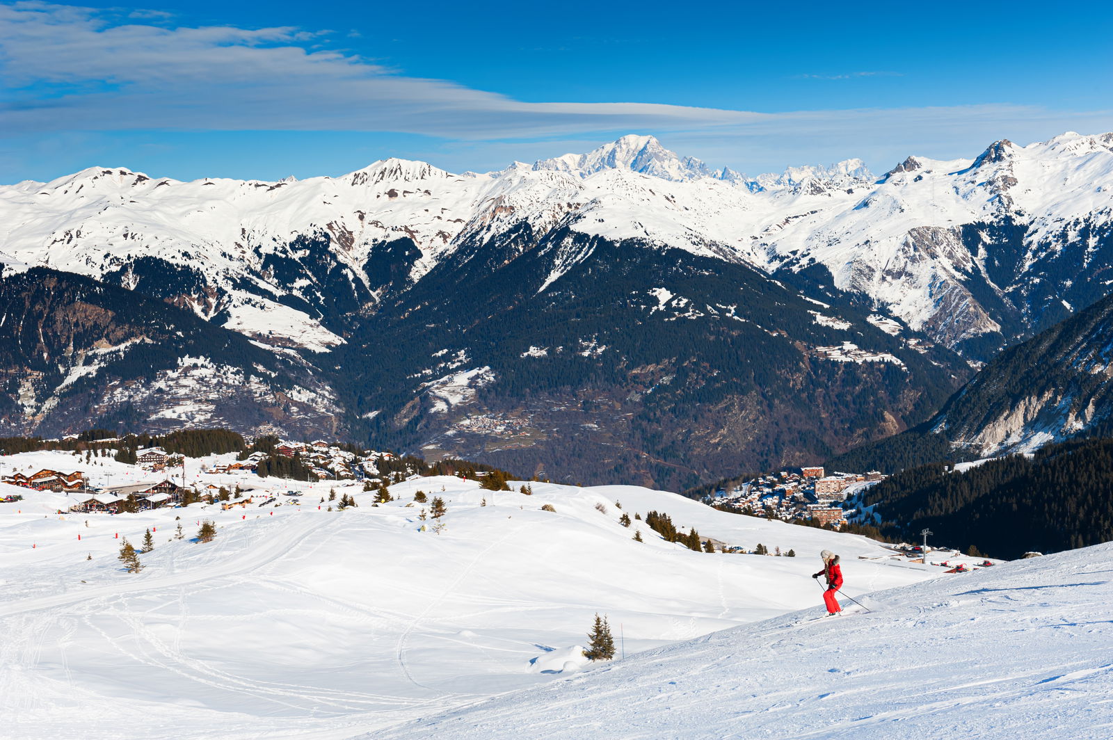 Skifahrer auf der Piste in den französischen Alpen