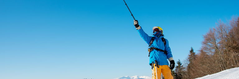 Skiër maakt een selfie op de piste