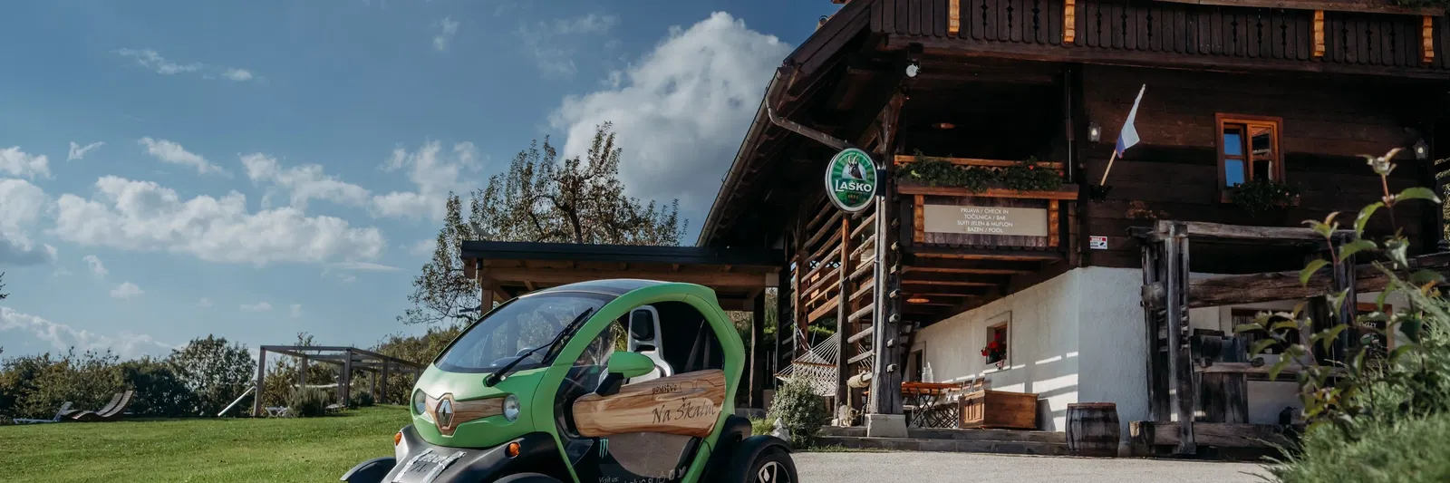 Hotel op een zonnige dag in Slovenië