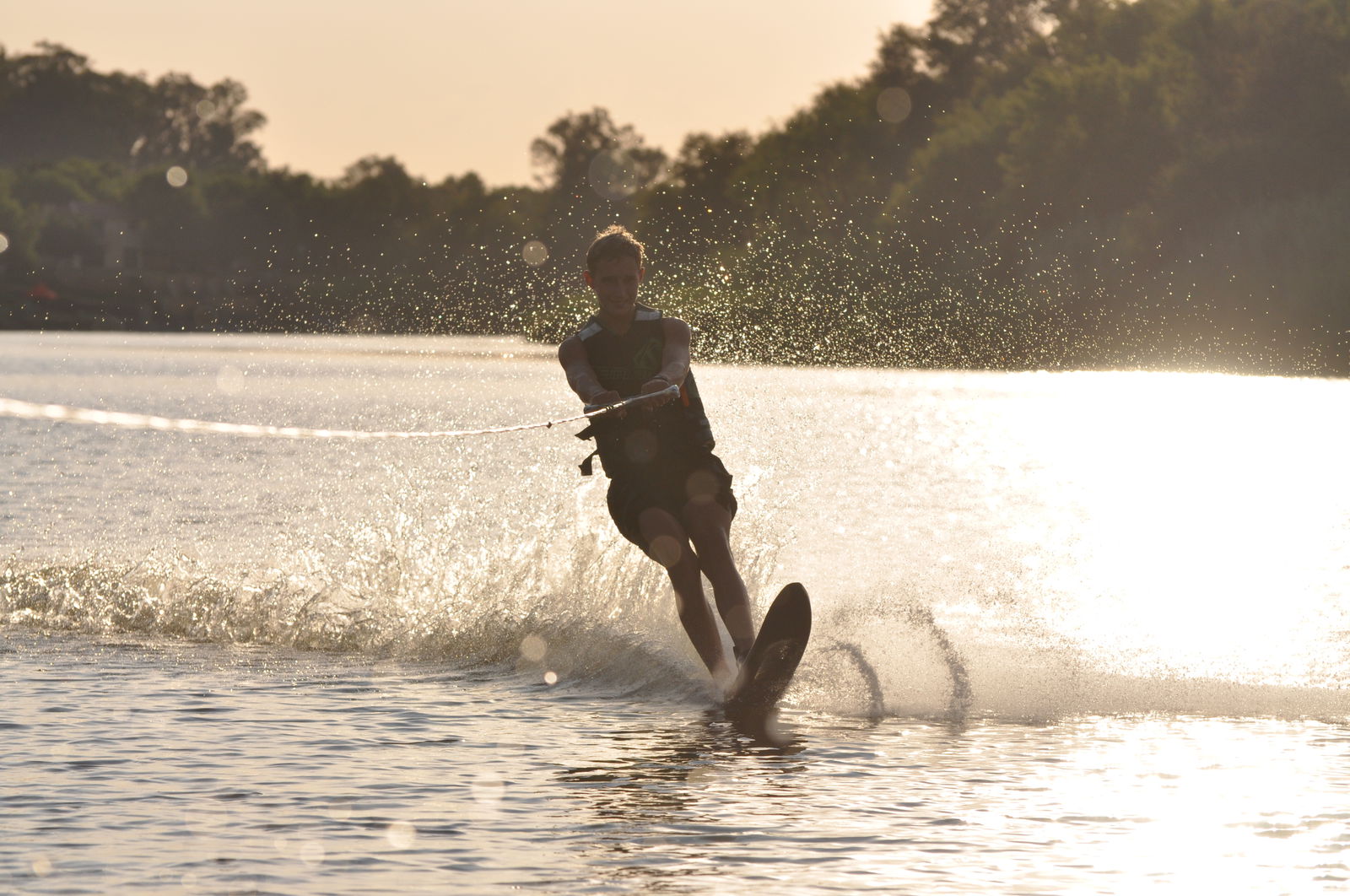 Man aan het waterskiën 