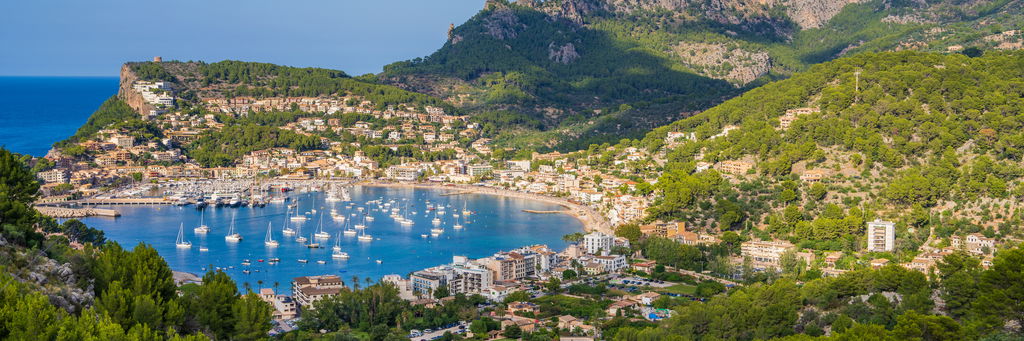 schöner hafen port de soller atemberaubende lage, wo die tramuntana berge auf ruhiges türkisfarbenes wasser treffen mallorcas westküste