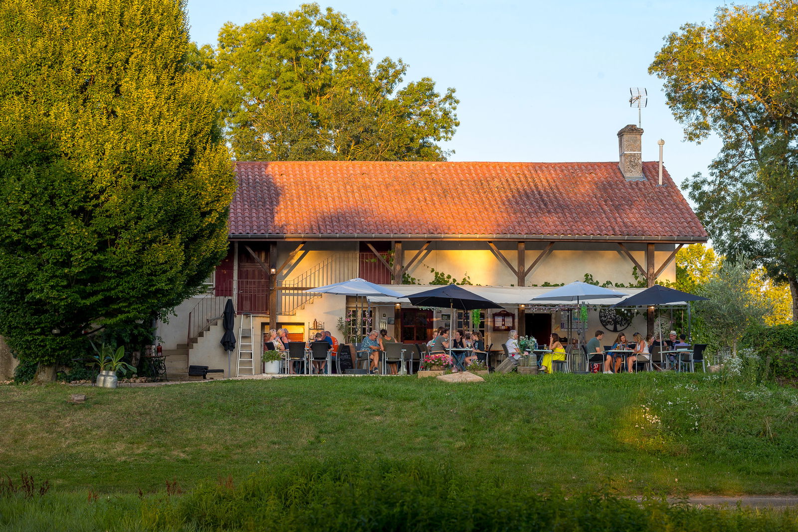 Foto van een terras op camping op een zonnige dag 