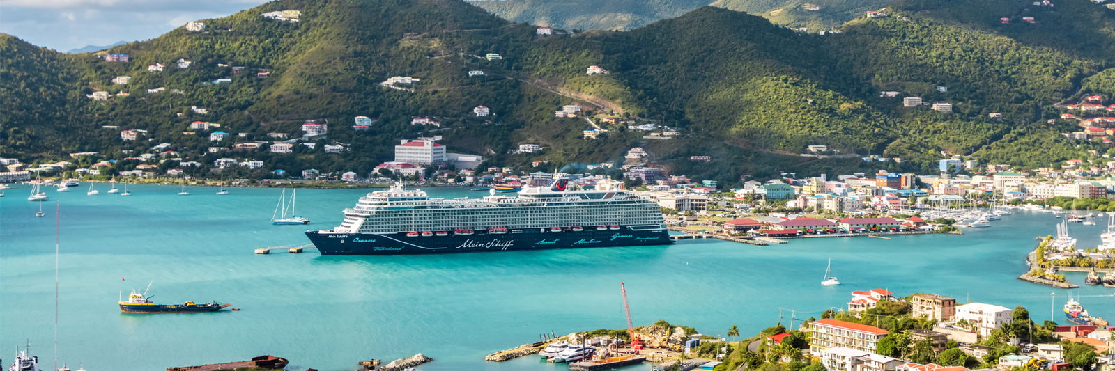 Kreuzfahrtschiff auf dem hellblauen Meer