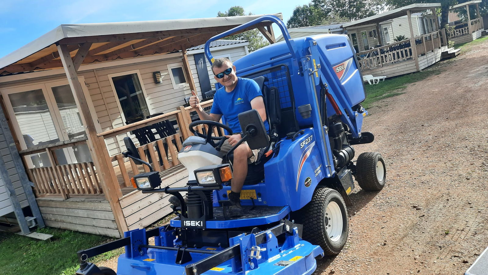Man op een machine op een camping
