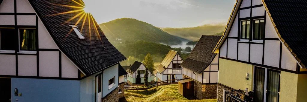 Panoramisch uitzicht van een resort in Duitsland met zonsondergang
