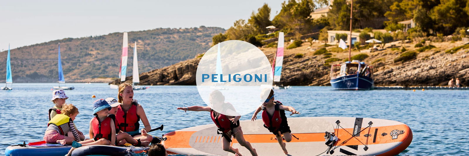 Kinderen springen in het water op zonnige dag met kids club assistent