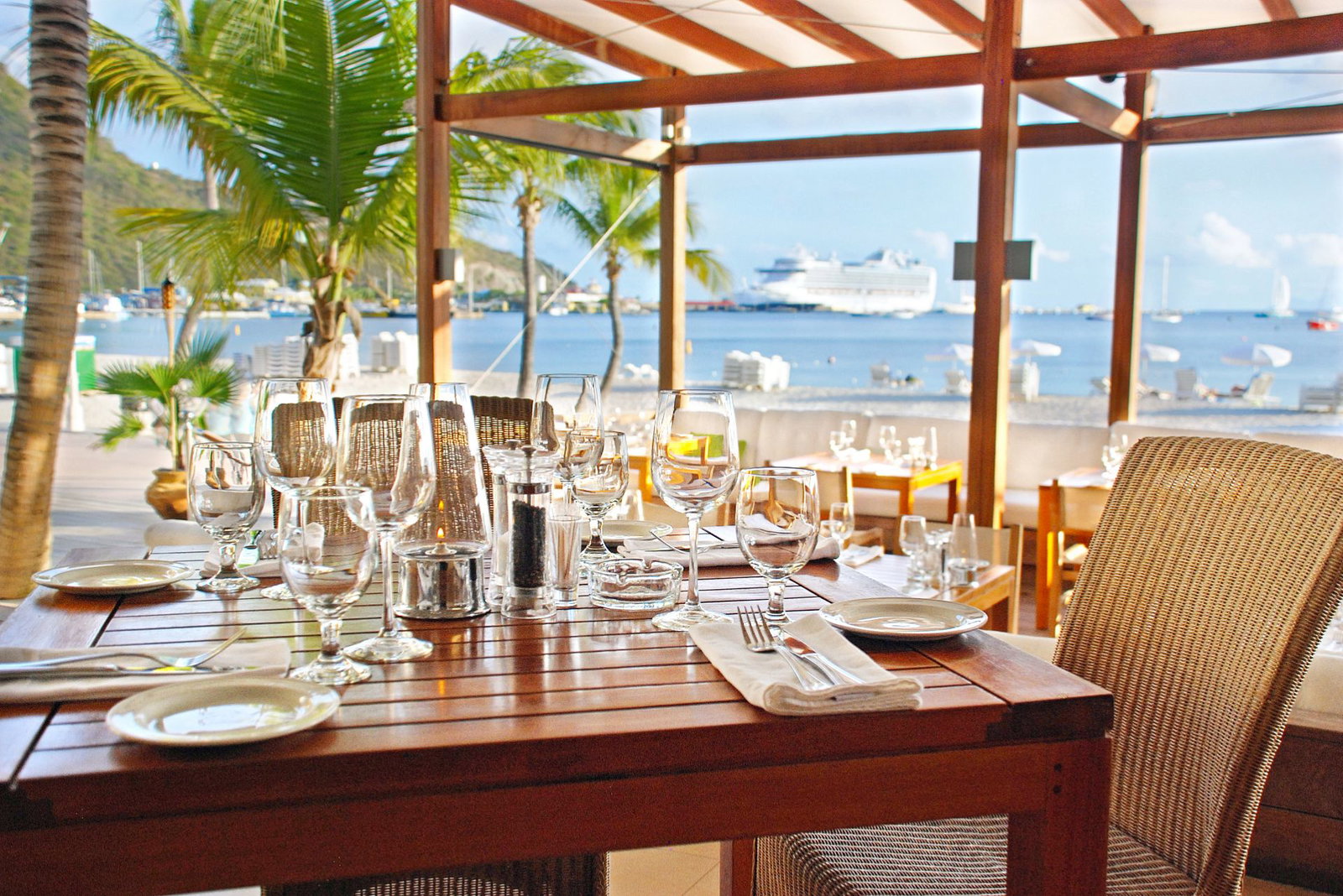 Tafel met borden in een strandrestaurant op Sint Maarten