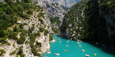 Uitzicht op zee en bergen in Frankrijk