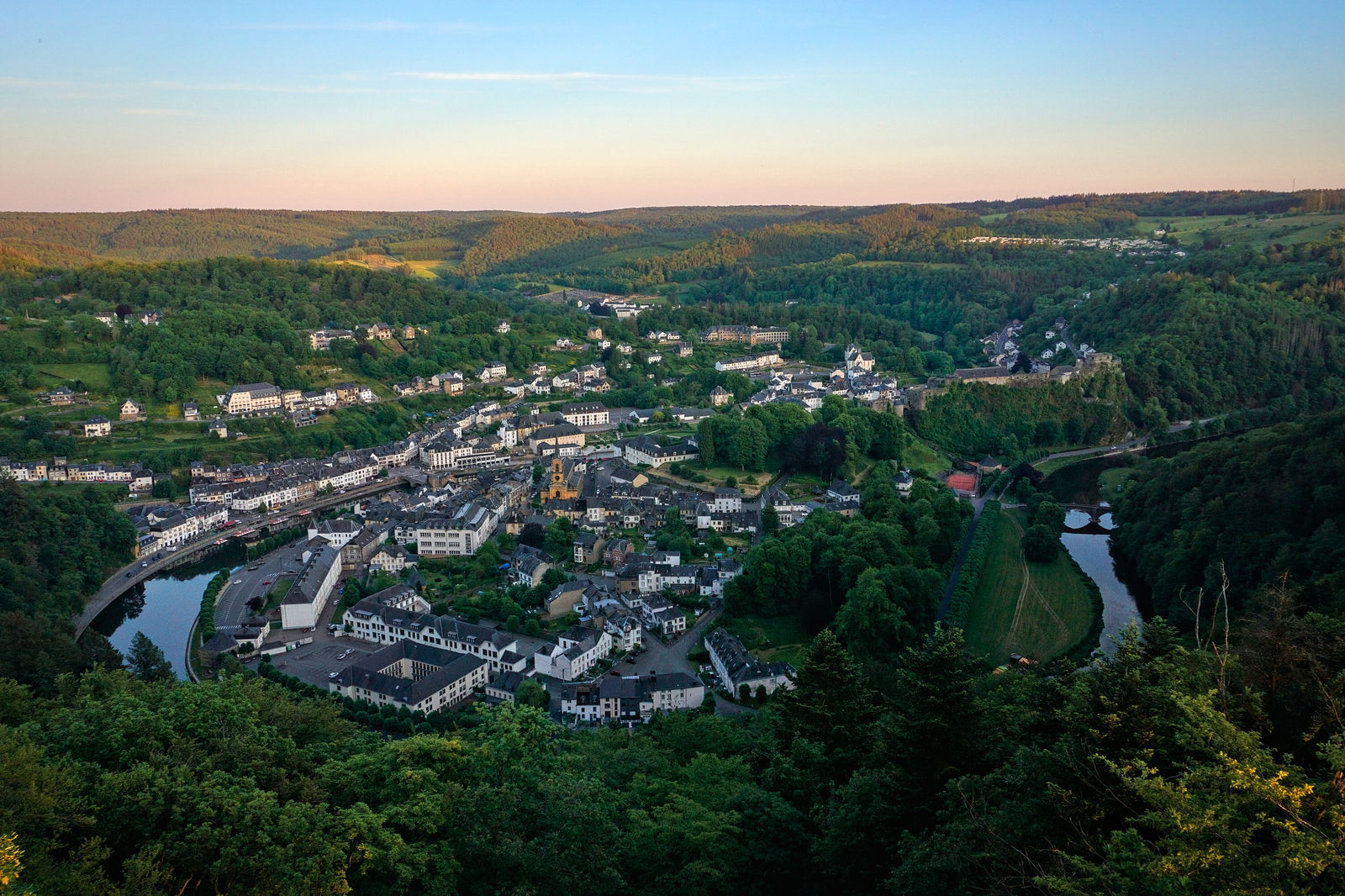 Uitzichtpunt in België met zonsondergang