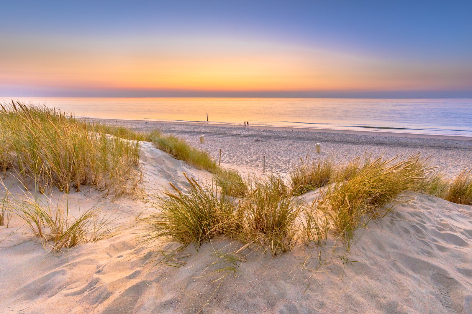 Sonnenuntergang vom Strand in den Niederlanden aus gesehen