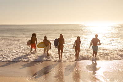 Groep van vrienden op het strand