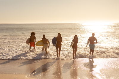 Gruppe von Freunden am Strand