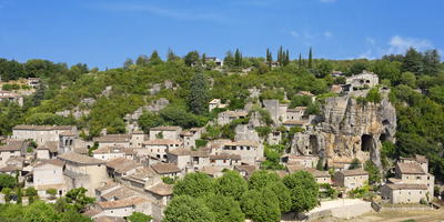 Frans dorp met rotsen op de achtergrond op een zonnige dag